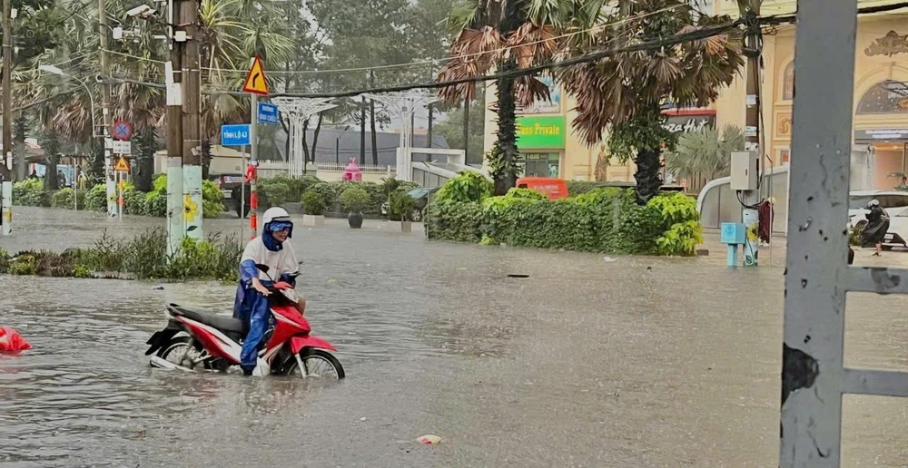 Vật lộn với dòng nước ngập, kẹt xe kéo dài ở TP Thủ Đức