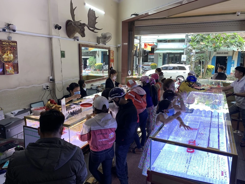 Một tiệm vàng ở Quảng Ngãi bị phát hiện bán hàng giả mạo