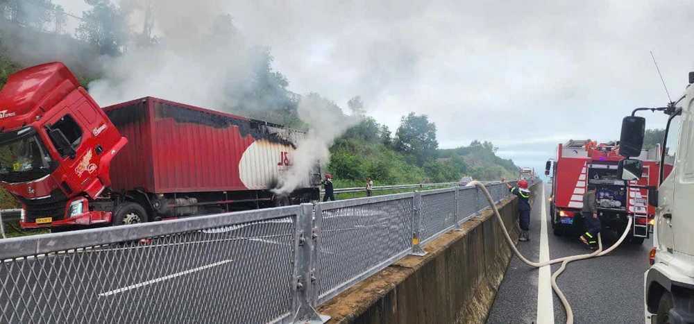 Xe chở bưu phẩm chuyển phát nhanh cháy trên cao tốc Đà Nẵng - Quảng Ngãi