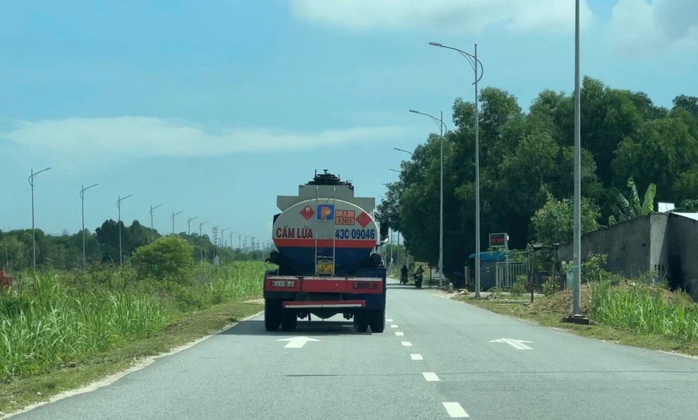 Vụ rút ruột xe dầu trên Quốc lộ 1: Đình chỉ công tác 2 tài xế xe bồn