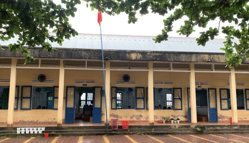 Nỗi lo của hàng trăm học sinh, giáo viên dưới ngôi trường xuống cấp trầm trọng