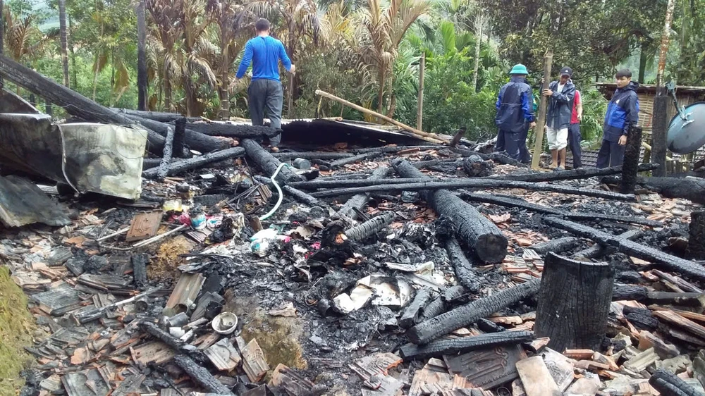 Cháy trong đêm ở Quảng Ngãi, một căn nhà bị thiêu rụi hoàn toàn