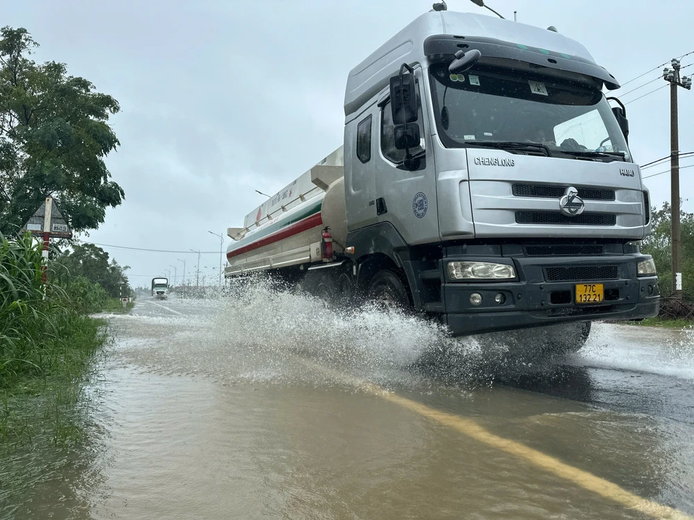 Dân khóc ròng vì cả tấn lúa chìm trong biển nước ngập ở Quảng Ngãi