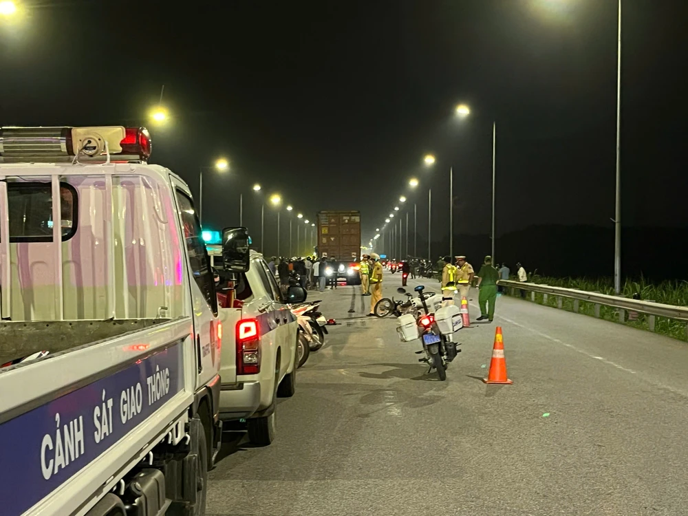 Hai học sinh lớp 10 thương vong sau va chạm với xe đầu kéo