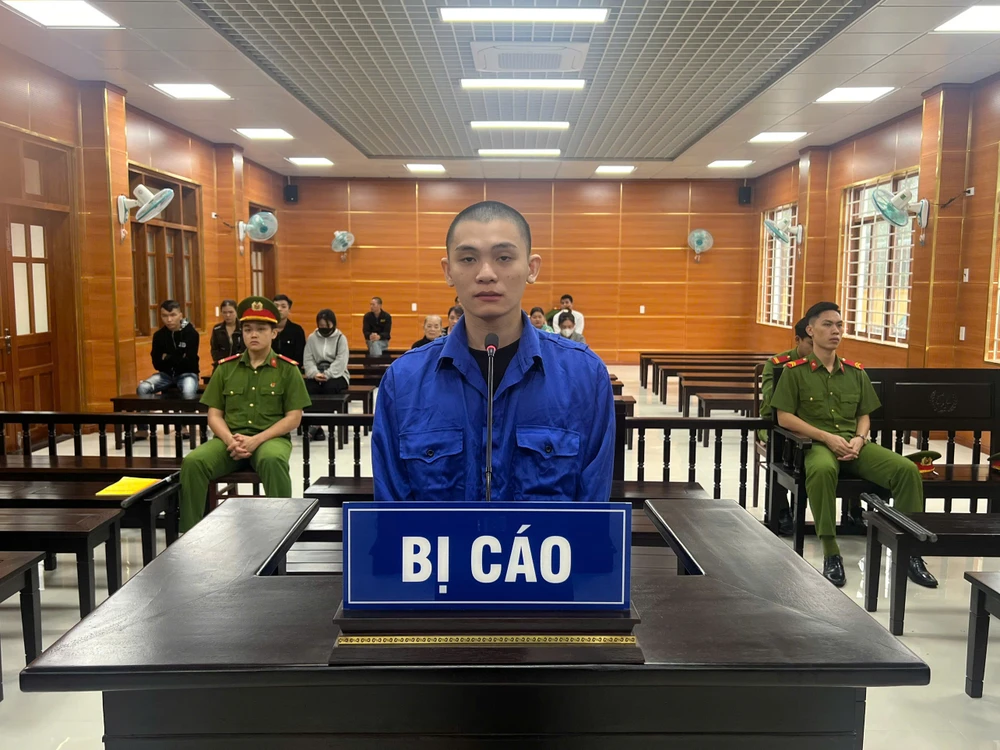 Rút dao đâm người sau câu nói ‘Sao bọn bây nhìn tao dữ vậy?’