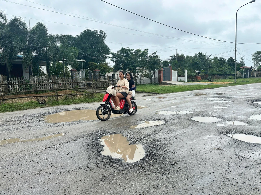 Đường huyết mạch trong Khu kinh tế Dung Quất 'nát như tương’