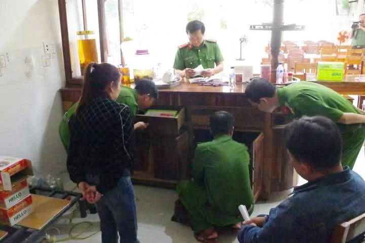 Cơ quan điều tra khám xét nơi ở của cu Đực - đã bị khởi tố về tội cưỡng đoạt tài sản