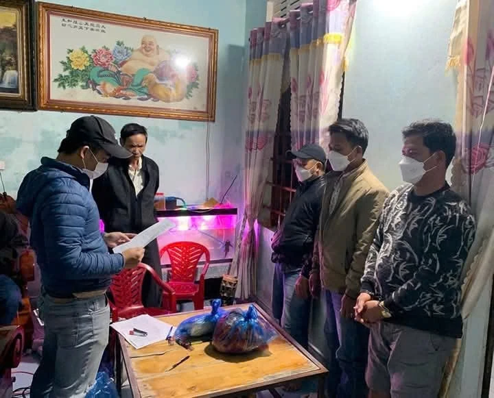 Trốn thoát khi bị quả tang đánh bạc, hôm sau điện Công an xin đầu thú do 'không biết trốn đâu'