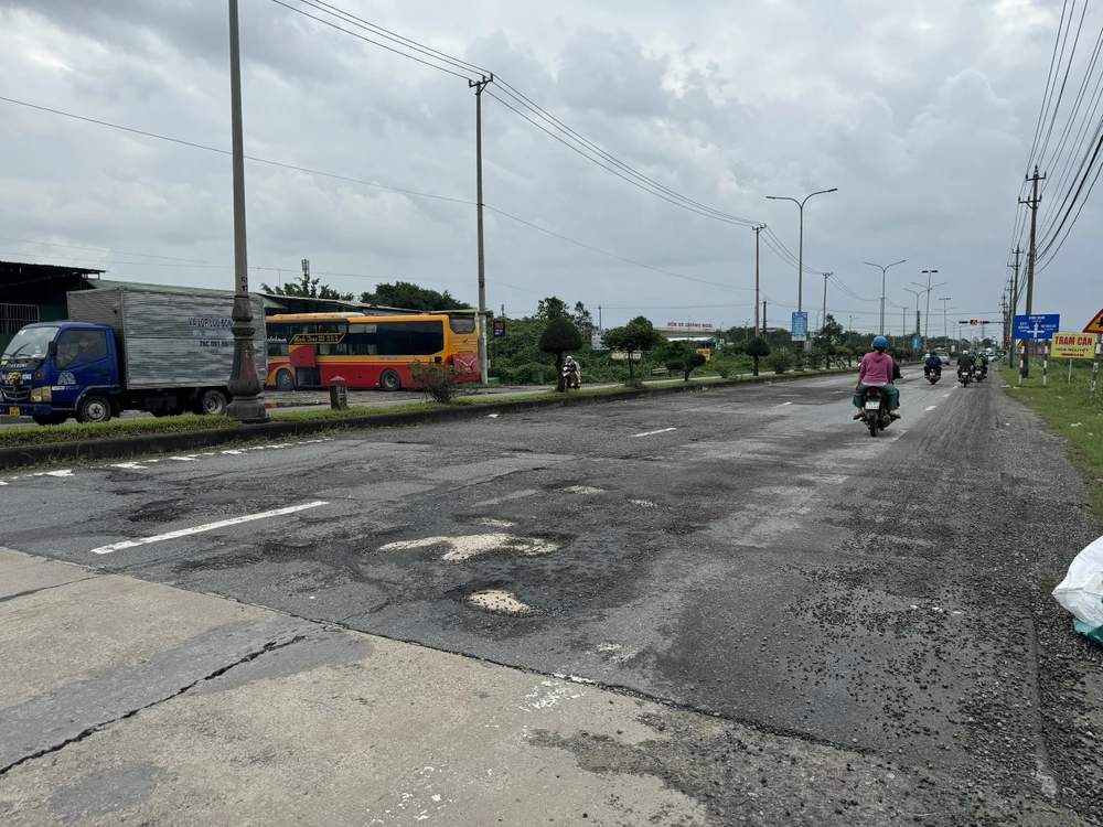 Vá ổ gà 'hểu hểu’ trên Quốc lộ 1A