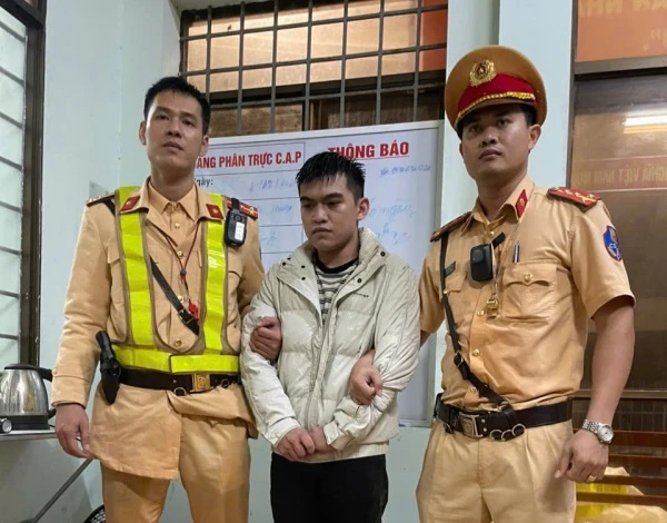 Kẻ tàng trữ ma túy lao ô tô vào CSGT khi bị truy đuổi, một CSGT bị thương