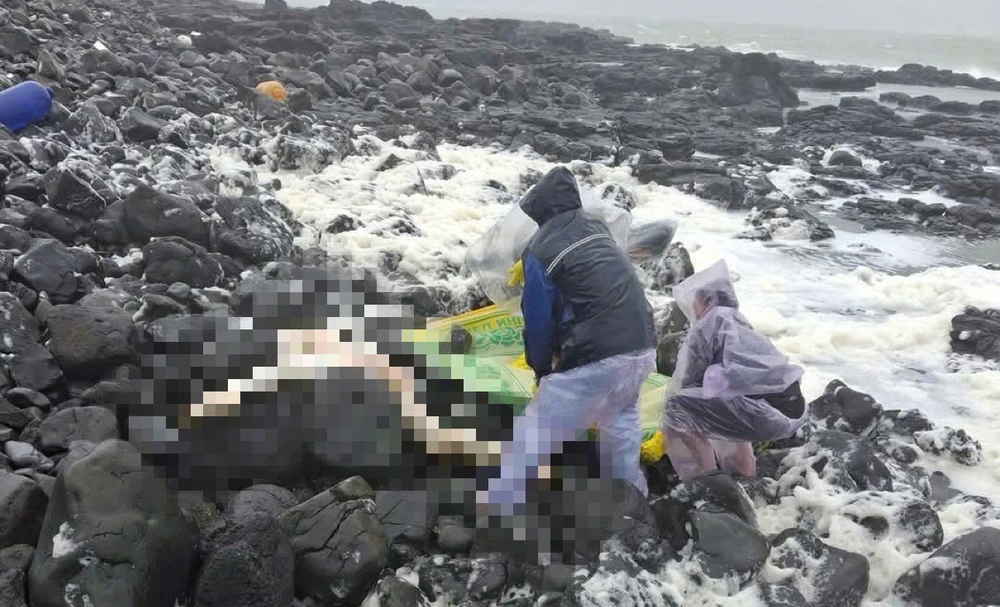 Thi thể nam giới không mặc quần áo ở bờ biển Quảng Ngãi