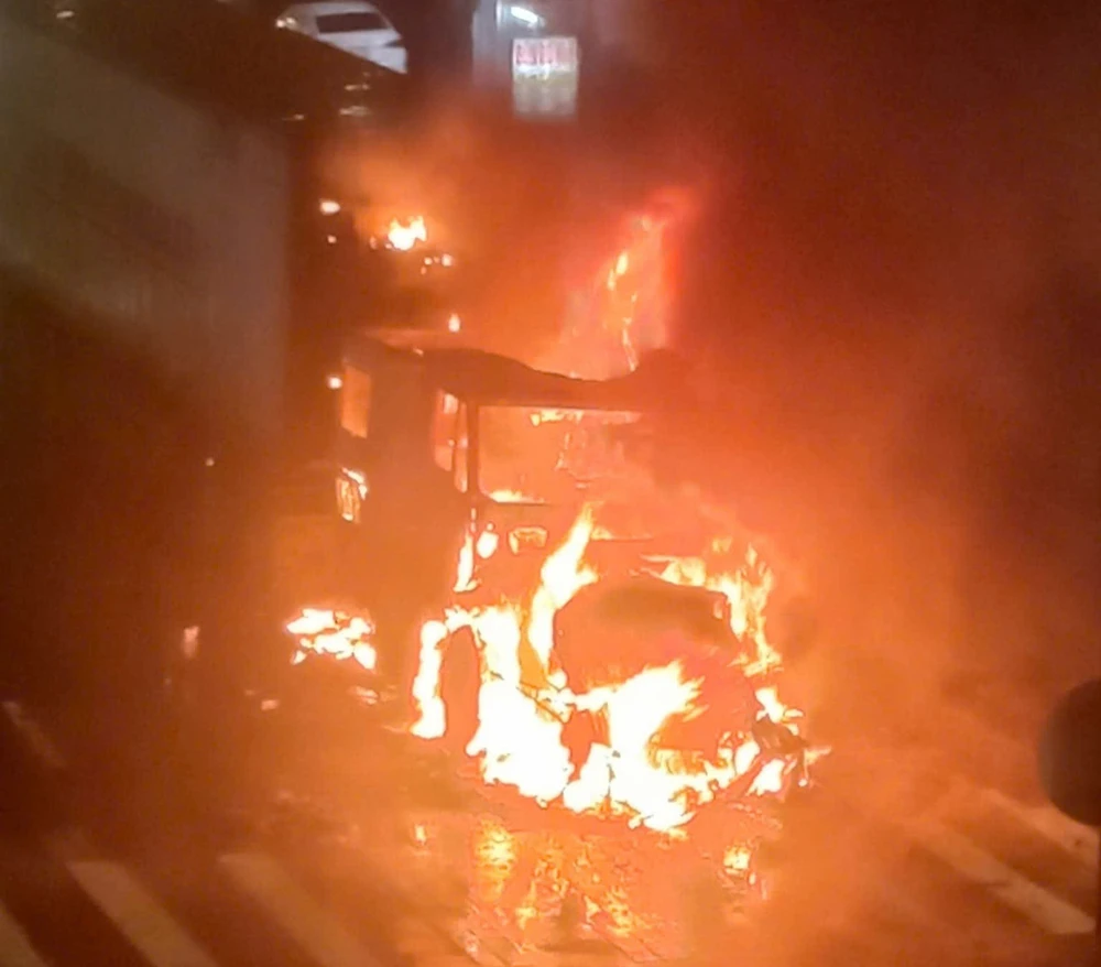 Cháy xe đầu kéo trên Quốc lộ 1A qua Quảng Ngãi nghi do chập điện