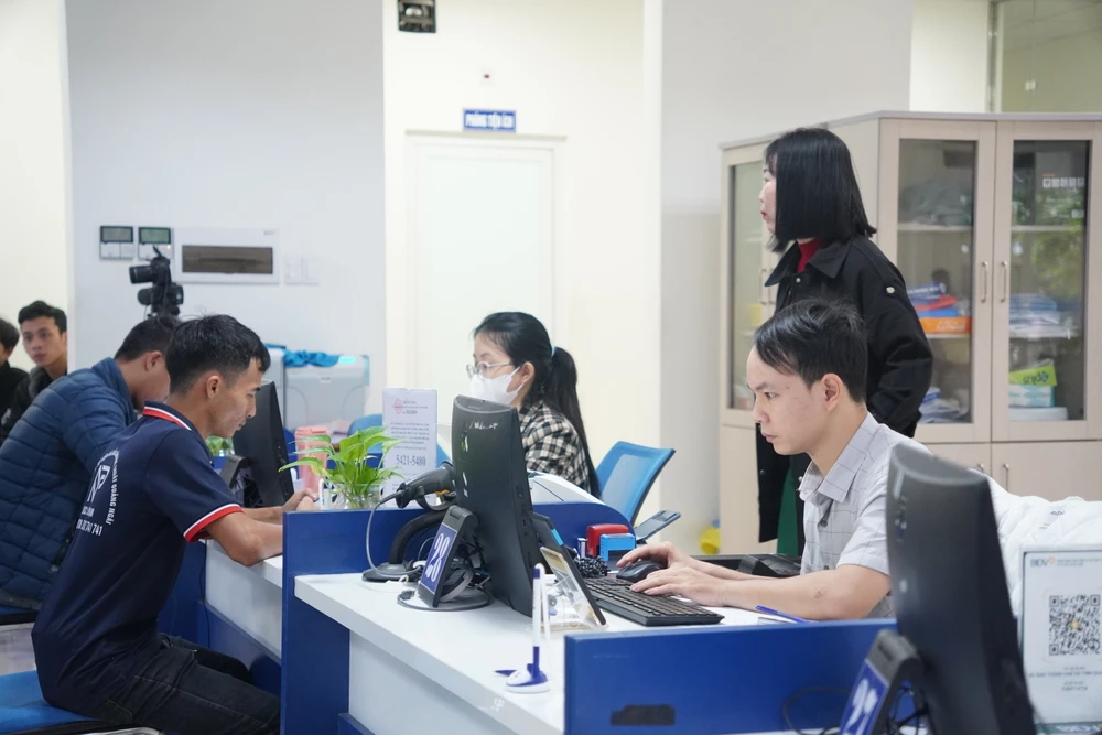 Người dân Quảng Ngãi ồ ạt đi đổi giấy phép lái xe