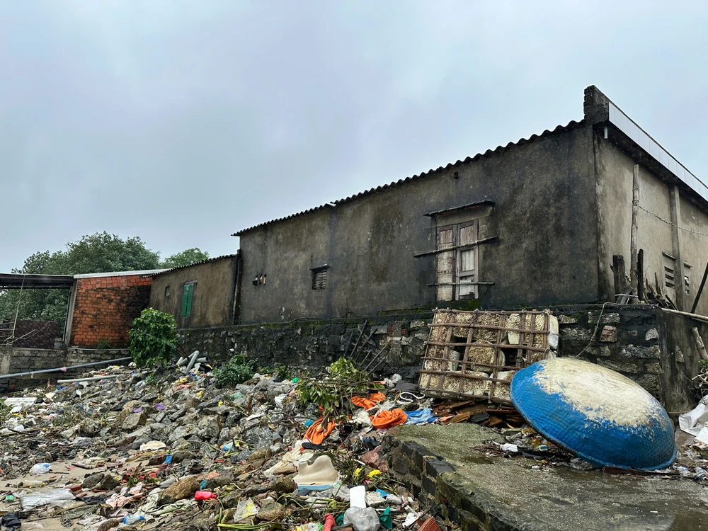 Sạt lở bờ biển kéo phăng cả chục mét đất, hàng chục năm sống thấp thỏm