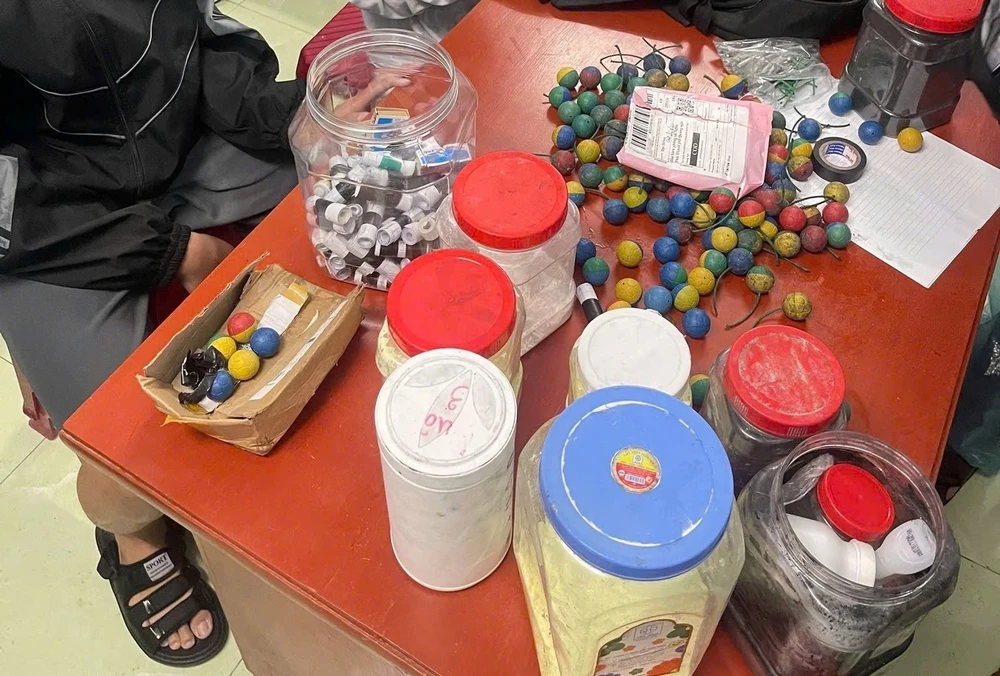 Quảng Ngãi: Cha mẹ báo công an khi thấy con mình chế pháo nổ