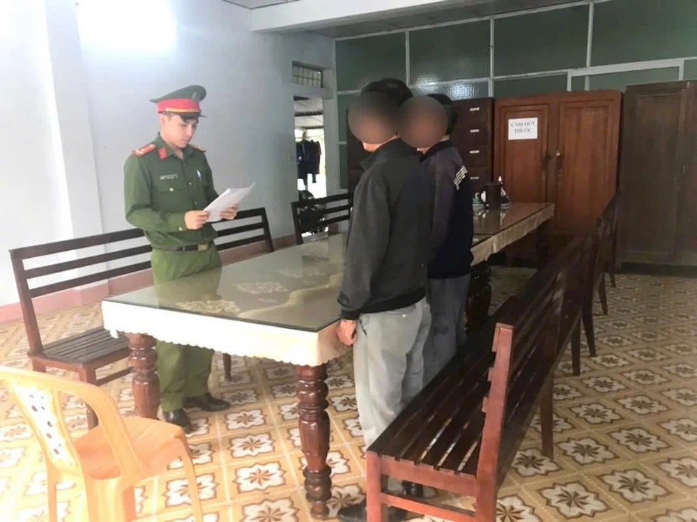 Công nhân xây dựng đường cao tốc Bắc - Nam chở dầu công ty đi bán