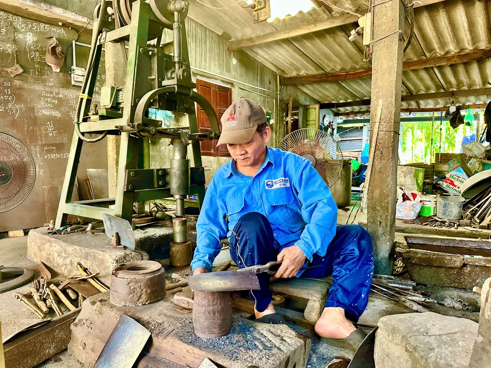 Về Quảng Ngãi thăm làng rèn hơn 300 năm tuổi