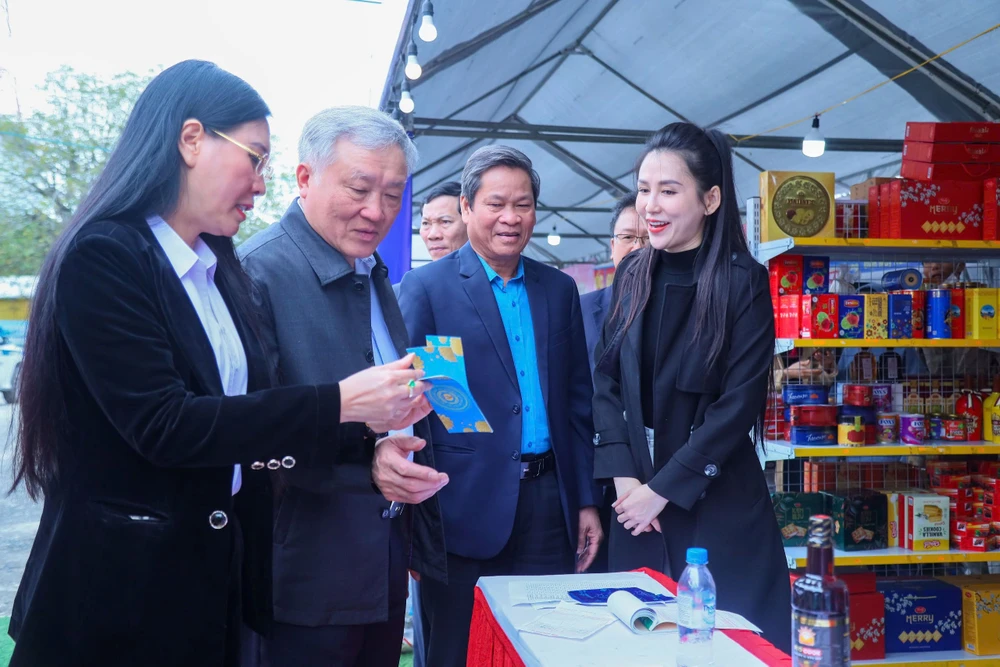 Phó Thủ tướng thường trực Nguyễn Hòa Bình dự 'Tết sum vầy - Xuân ơn Đảng’ năm 2025 tại Quảng Ngãi