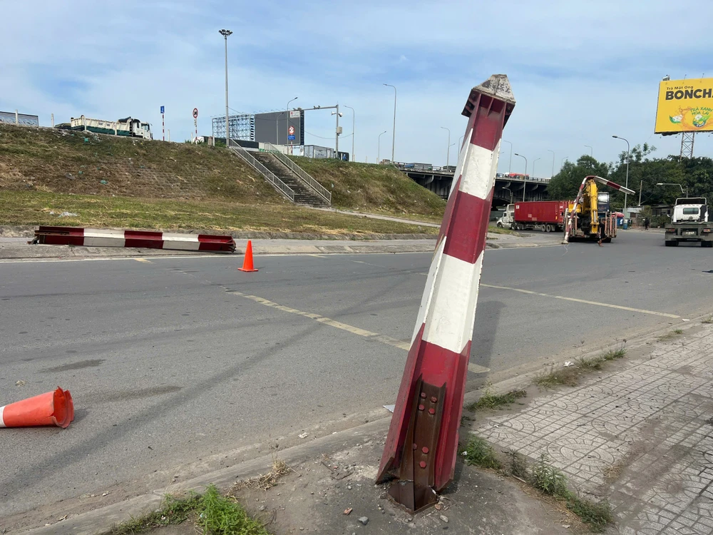 Bình Dương: Xe đầu kéo chở máy múc tông gãy thanh giới hạn chiều cao