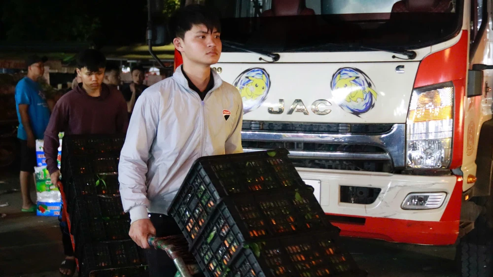 tet-cua-nguoi-cuu-van-tai-cho-dau-moi-lon-nhat-quang-ngai (16).jpg