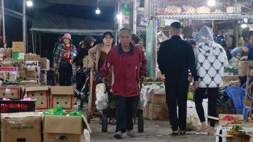 tet-cua-nguoi-cuu-van-tai-cho-dau-moi-lon-nhat-quang-ngai (17).jpg