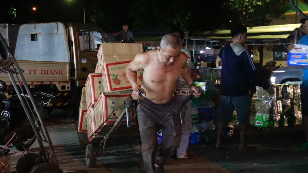 tet-cua-nguoi-cuu-van-tai-cho-dau-moi-lon-nhat-quang-ngai (19).jpg