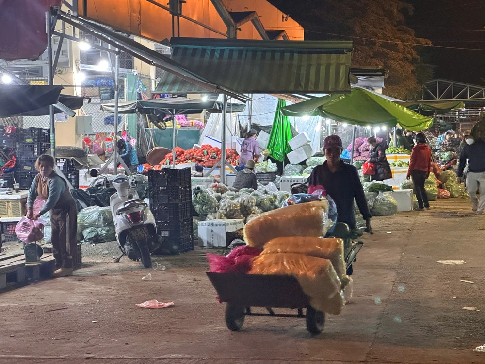 tet-cua-nguoi-cuu-van-tai-cho-dau-moi-lon-nhat-quang-ngai (5).jpg