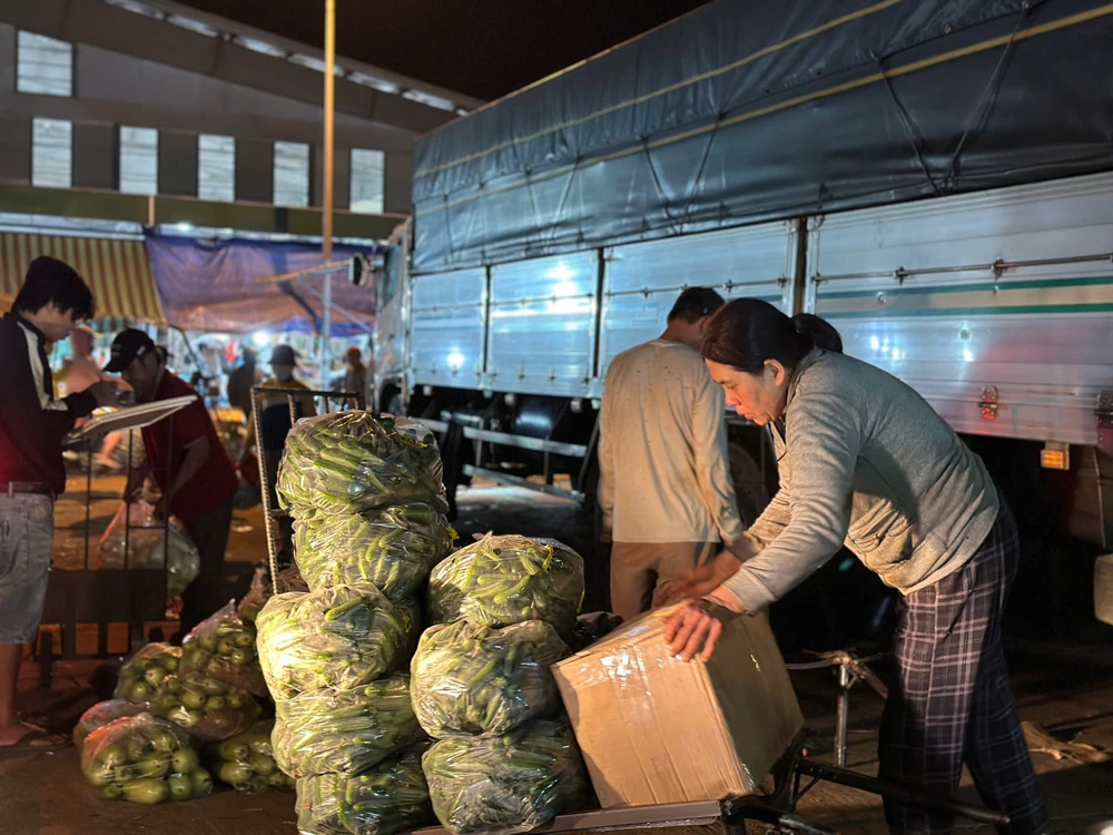 tet-cua-nguoi-cuu-van-tai-cho-dau-moi-lon-nhat-quang-ngai (7).jpg