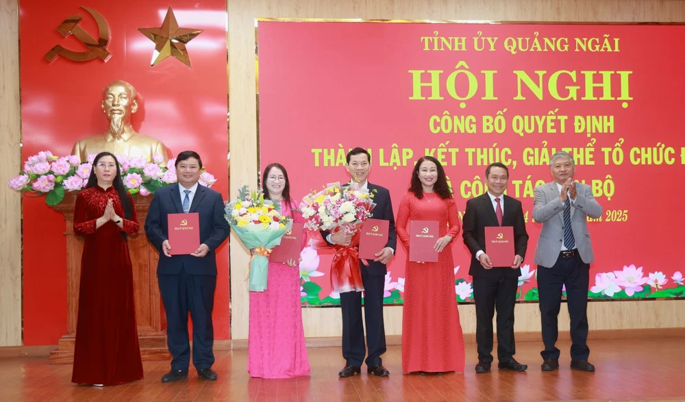 quang-ngai-cong-bo-nhieu-quyet-dinh-ve-cong-tac-can-bo-7.JPG