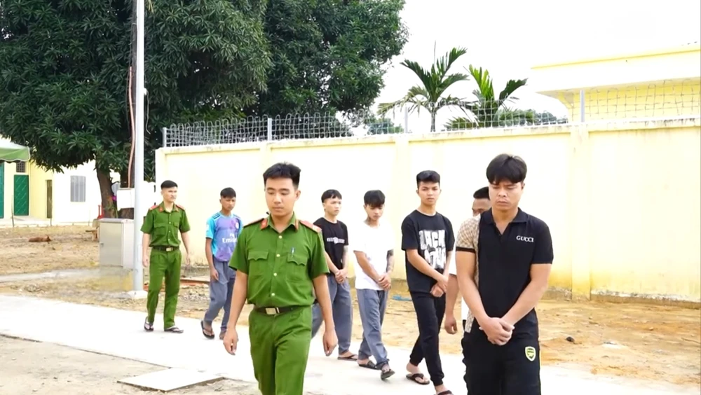 Khởi tố, bắt giam nhóm côn đồ vác hung khí đuổi chém người đi đường