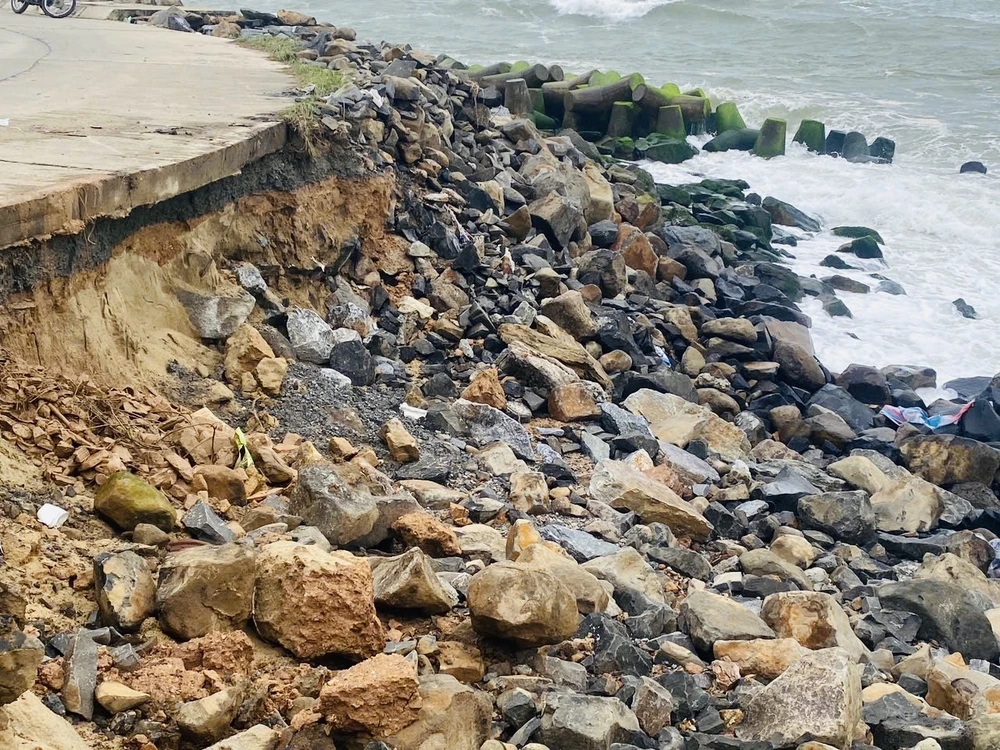 Quảng Ngãi: Kè chống sạt lở bị sóng đánh sạt lở