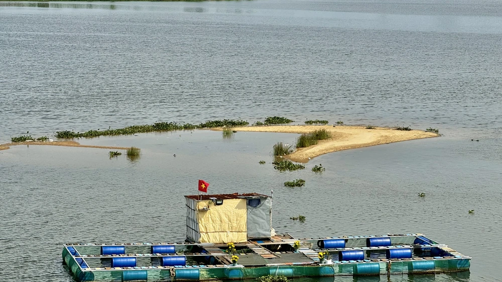 Cửa biển bồi lấp, hàng trăm tàu cá Quảng Ngãi mắc kẹt không thể ra khơi