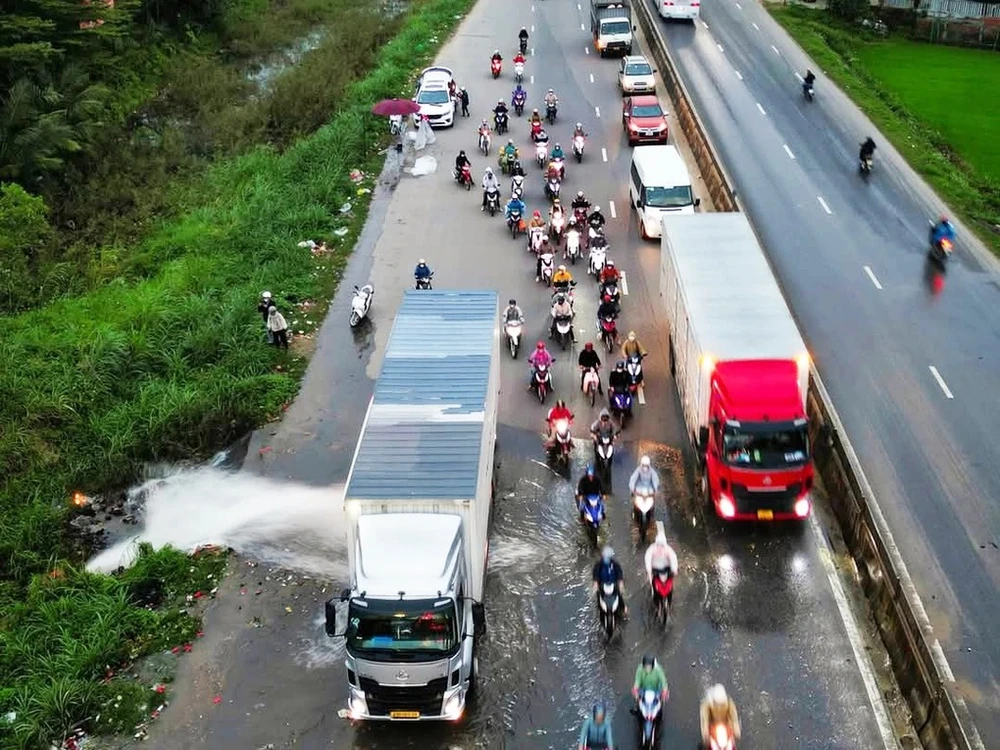 Lái xe container đứng chắn dòng nước xịt vào xe máy, tài xế nhận mưa lời khen