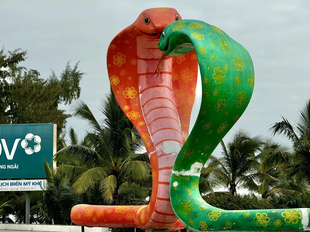 quang-ngai-dua-cap-linh-vat-ran-ve-bien-my-khe-phuc-vu-du-khach-2.jpg