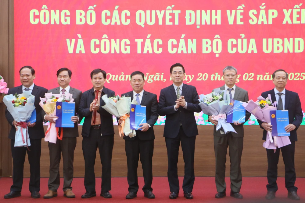 quang-ngai-cong-bo-nhieu-quyet-dinh-ve-cong-tac-can-bo-sau-hop-nhat-nhieu-so-nganh-4.jpg