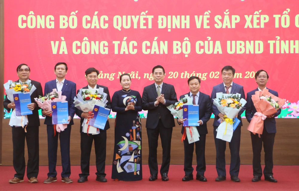 Quảng Ngãi công bố nhiều quyết định về công tác cán bộ sau hợp nhất nhiều sở, ngành