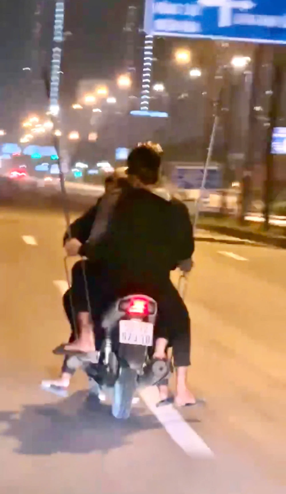 moi-lam-viec-nhom-5-thanh-nien-cam-ba-chia-nao-loan-duong-mai-chi-tho (1).jpg