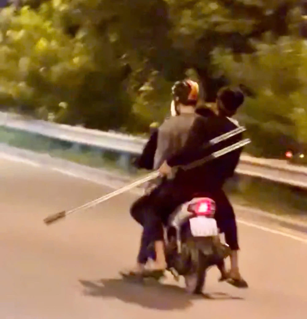 Mời làm việc nhóm 5 thanh niên cầm ba chĩa náo loạn đường Mai Chí Thọ