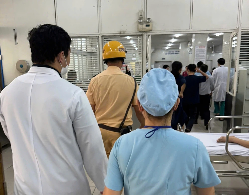 CSGT mở đường đưa bệnh nhân đến bệnh viện cấp cứu kịp thời
