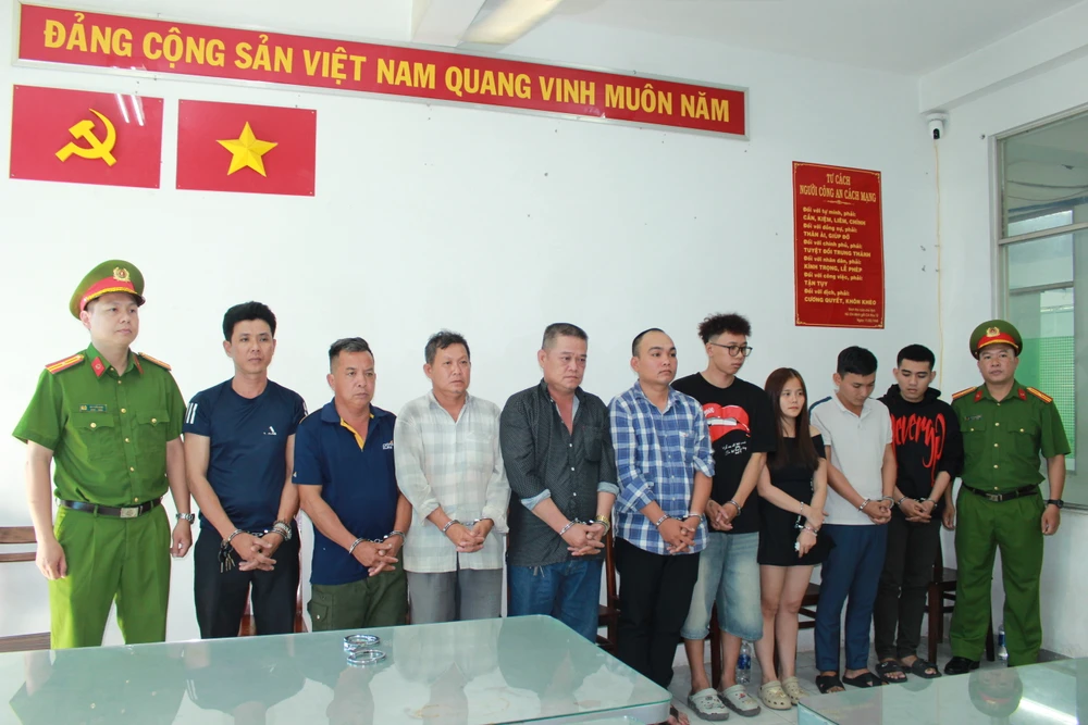 bat-khan-cap-nhom-nguoi-khieng-quan-tai-di-truoc-cho-ben-thanh (1).JPG