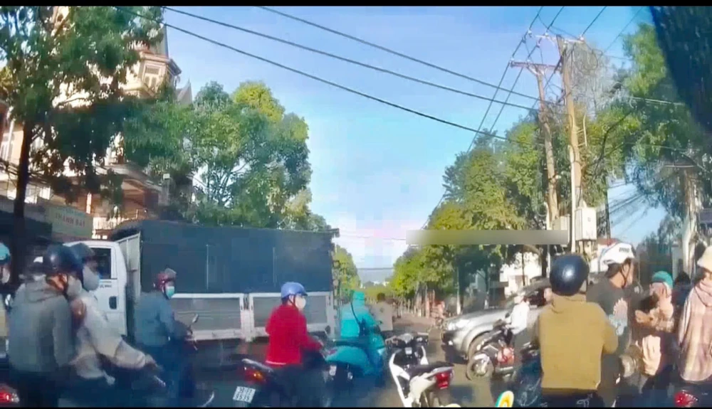 dieu-khien-xe-may-khong-gan-bien-so-danh-nguoi-sau-va-cham-giao-thong (3).jpg