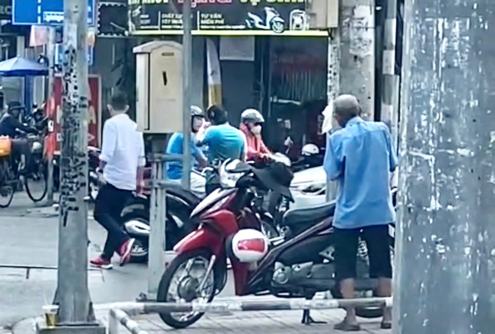 Hai người đàn ông đi ô tô đánh người sau va chạm giao thông ở quận Phú Nhuận