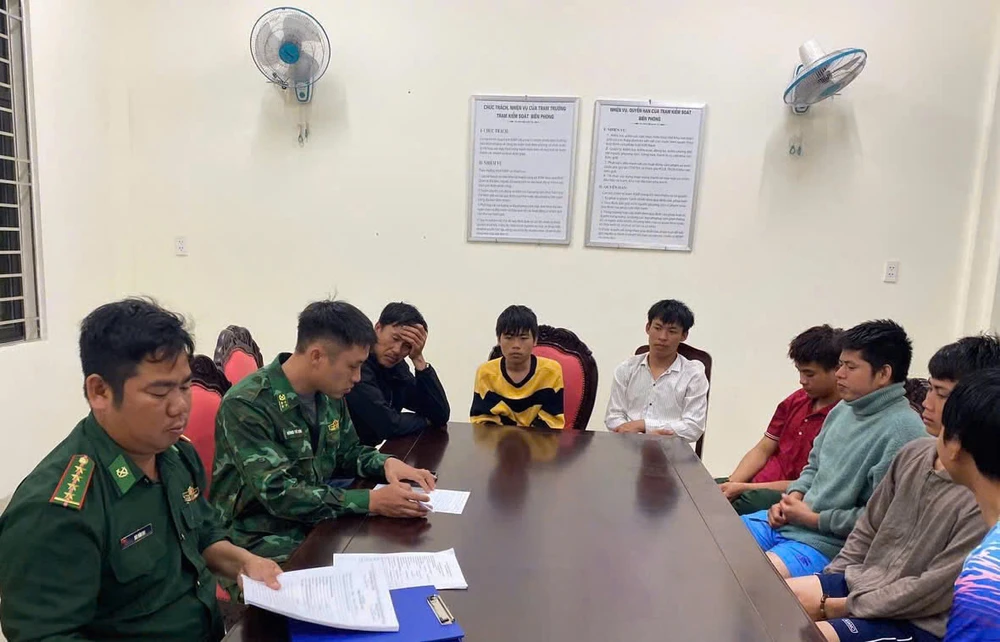 tau-ca-mac-can-8-ngu-dan-boi-vao-bo-thi-mat-tich-1-nguoi (1).jpg