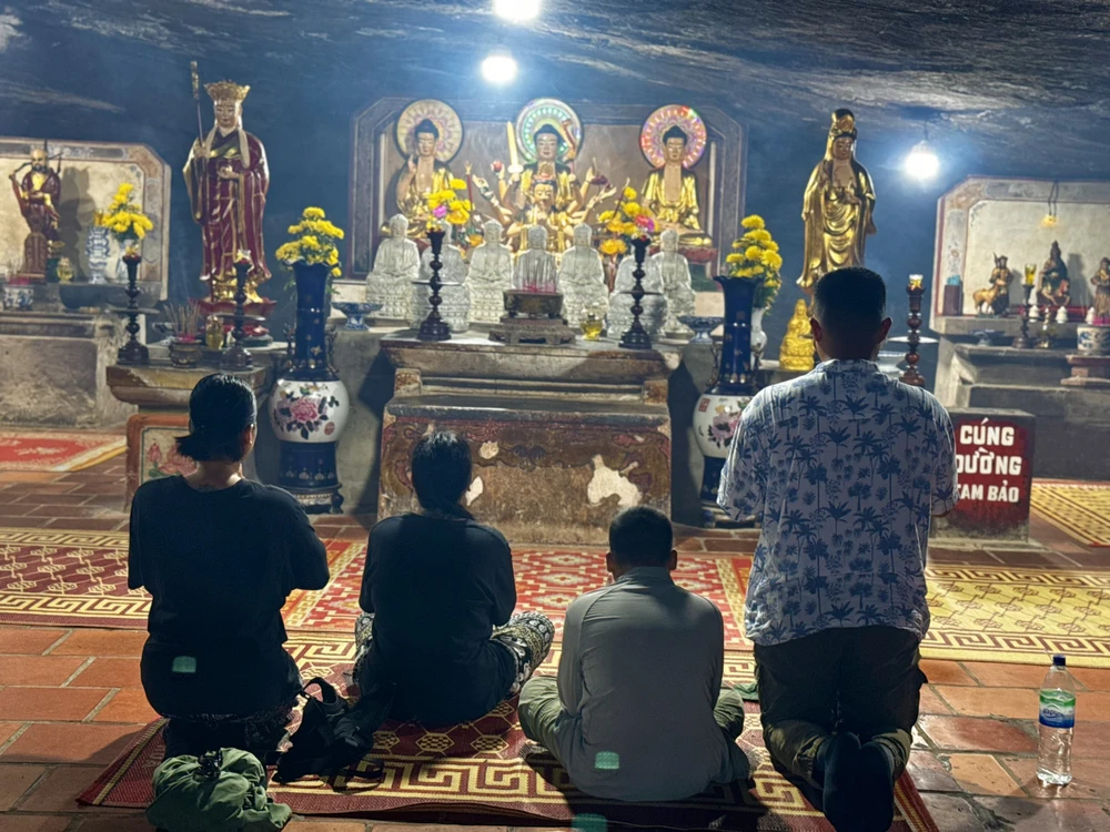 doc-dao-ngoi-chua-nam-sau-trong-hang-da-nui-lua-o-dao-ly-son (10).jpg