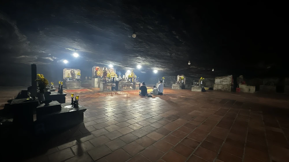 doc-dao-ngoi-chua-nam-sau-trong-hang-da-nui-lua-o-dao-ly-son (14).jpg