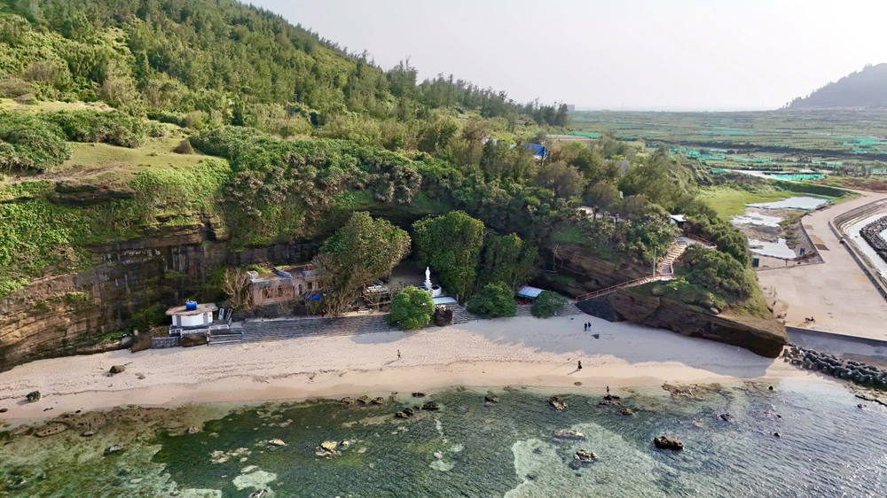 doc-dao-ngoi-chua-nam-sau-trong-hang-da-nui-lua-o-dao-ly-son (27).jpg