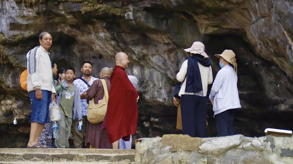 doc-dao-ngoi-chua-nam-sau-trong-hang-da-nui-lua-o-dao-ly-son (35).jpg