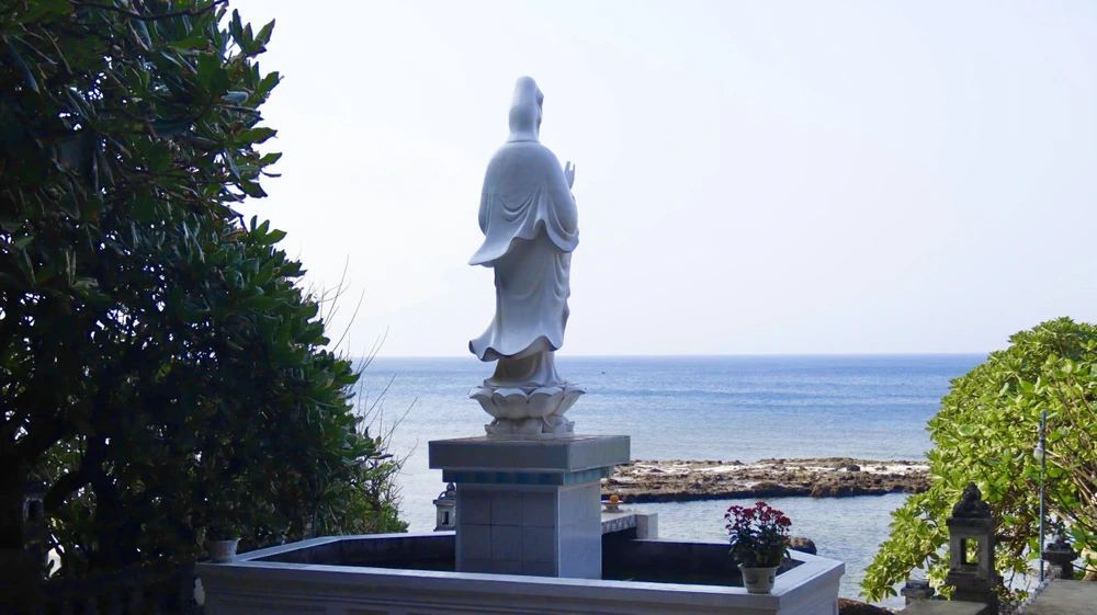 doc-dao-ngoi-chua-nam-sau-trong-hang-da-nui-lua-o-dao-ly-son (38).jpg