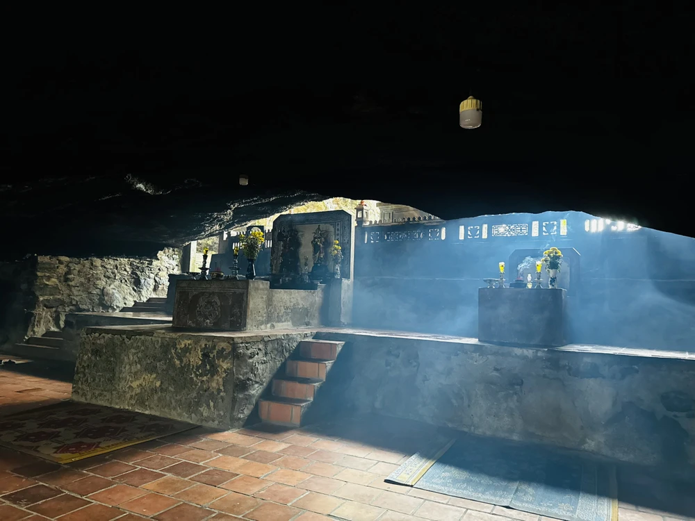 Độc đáo ngôi chùa nằm sâu trong hang đá núi lửa ở đảo Lý Sơn