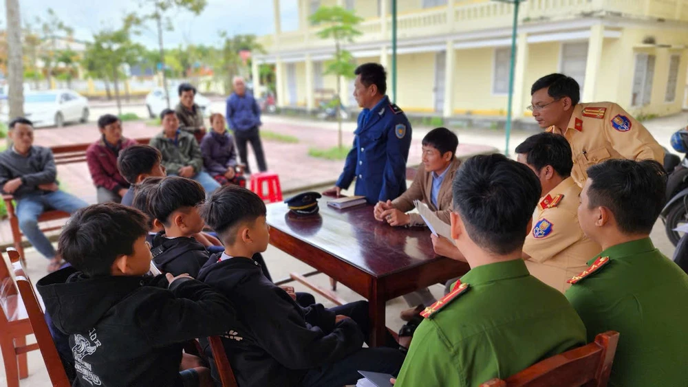 Nhóm học sinh ném đá tàu hỏa ở Quảng Ngãi để... cho vui